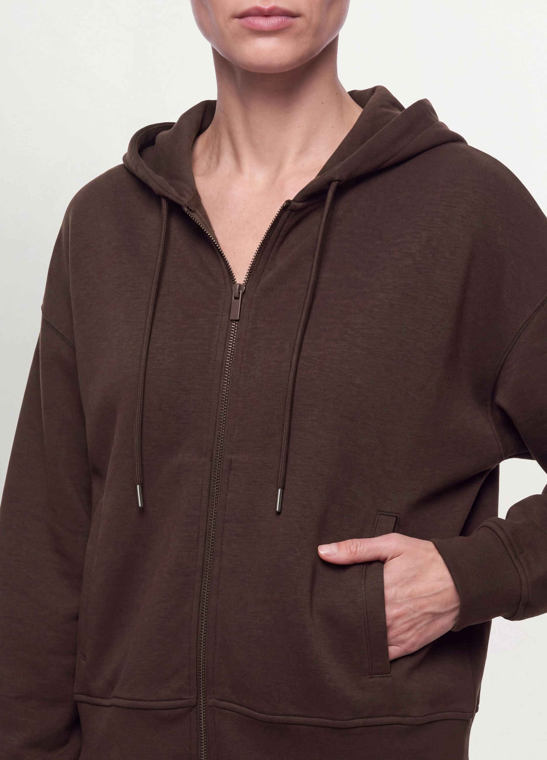 Felpa marrone in modal elasticizzato con cappuccio regular fit