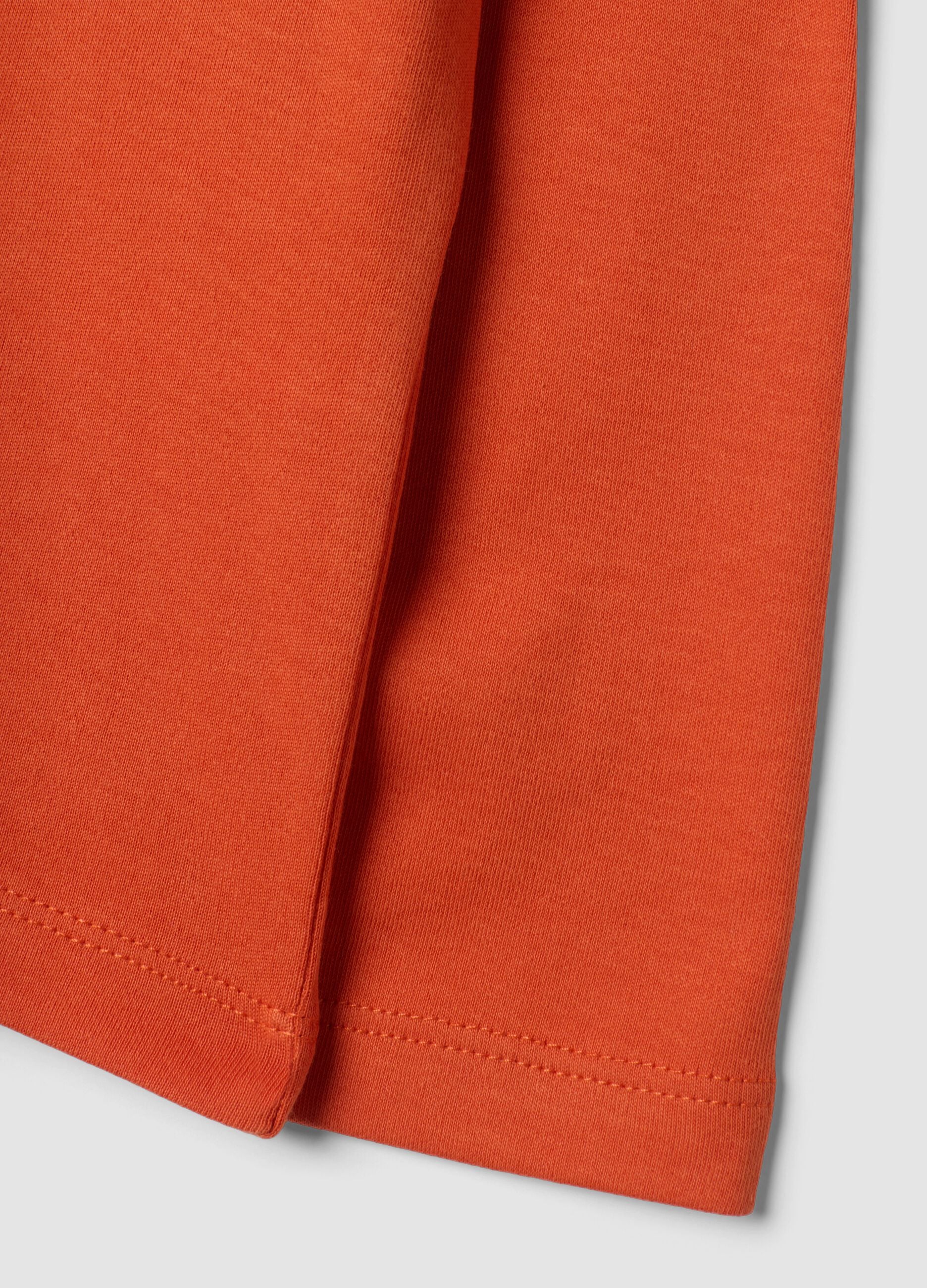 Maglia arancione in puro cotone organico con dolcevita