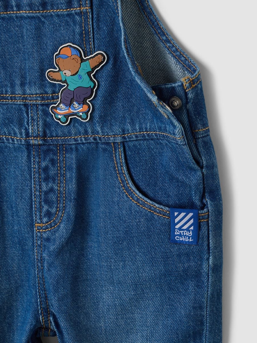 Salopette blu in denim di puro cotone con orsetto per bimbo_2