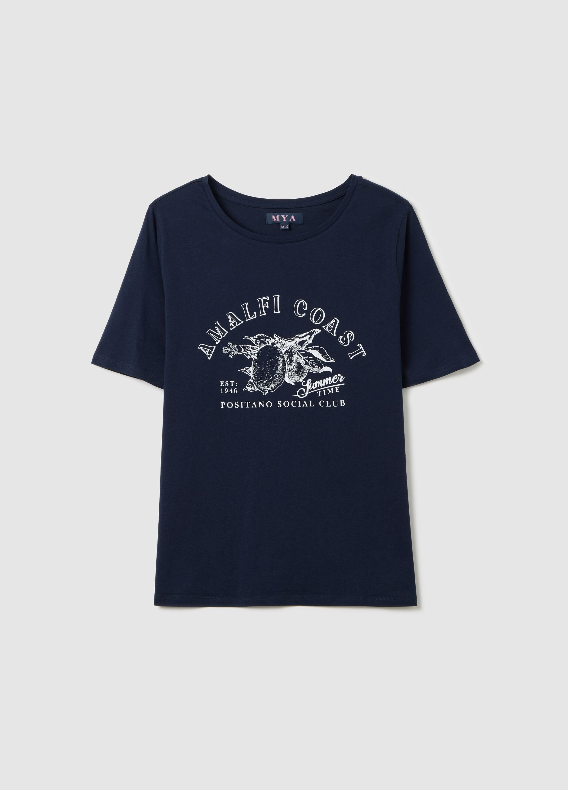 Curvy blue T-shirt with "Amalfi Coast" print in cotton