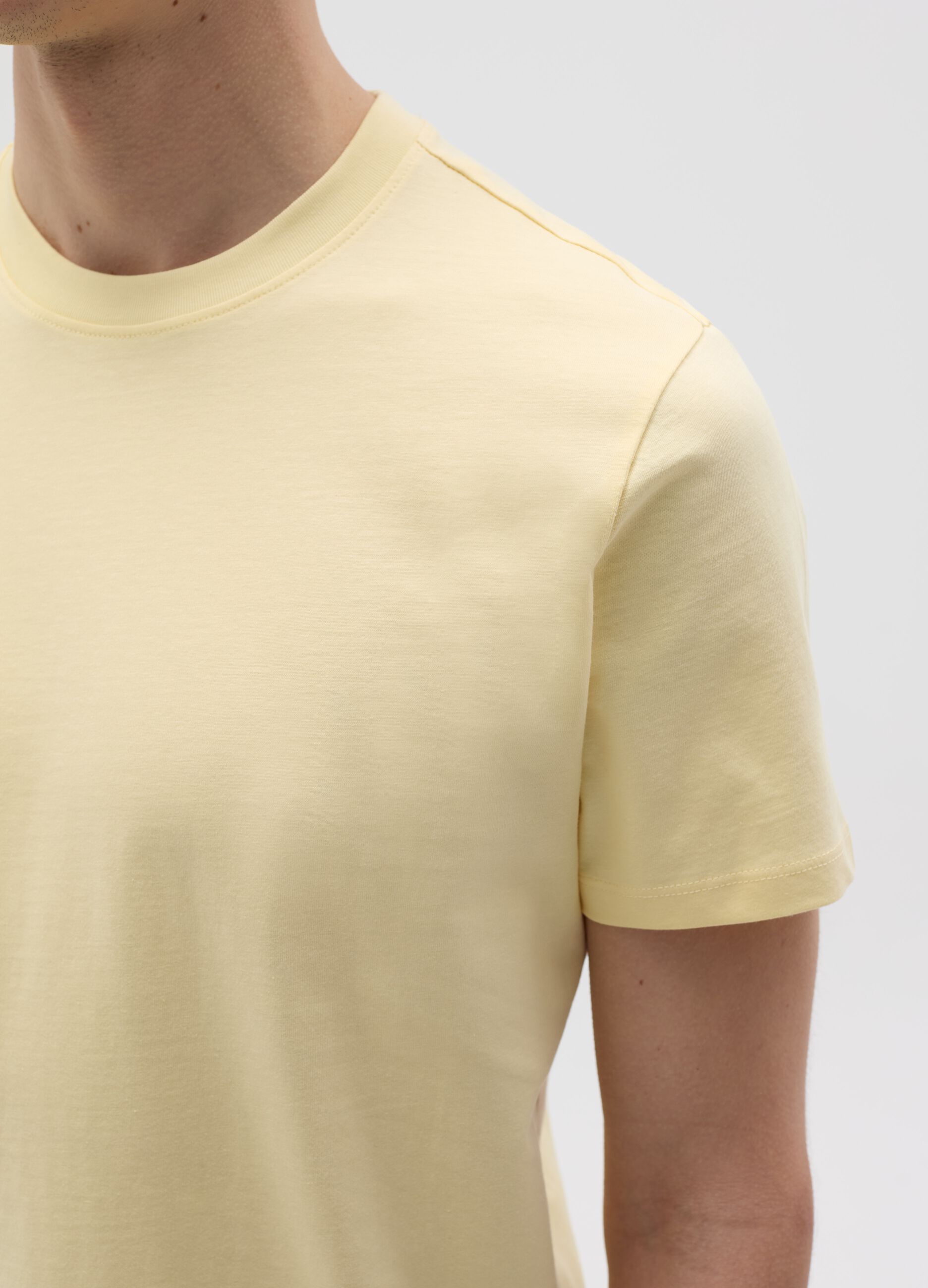 T-shirt in cotone bio con scollo rotondo 