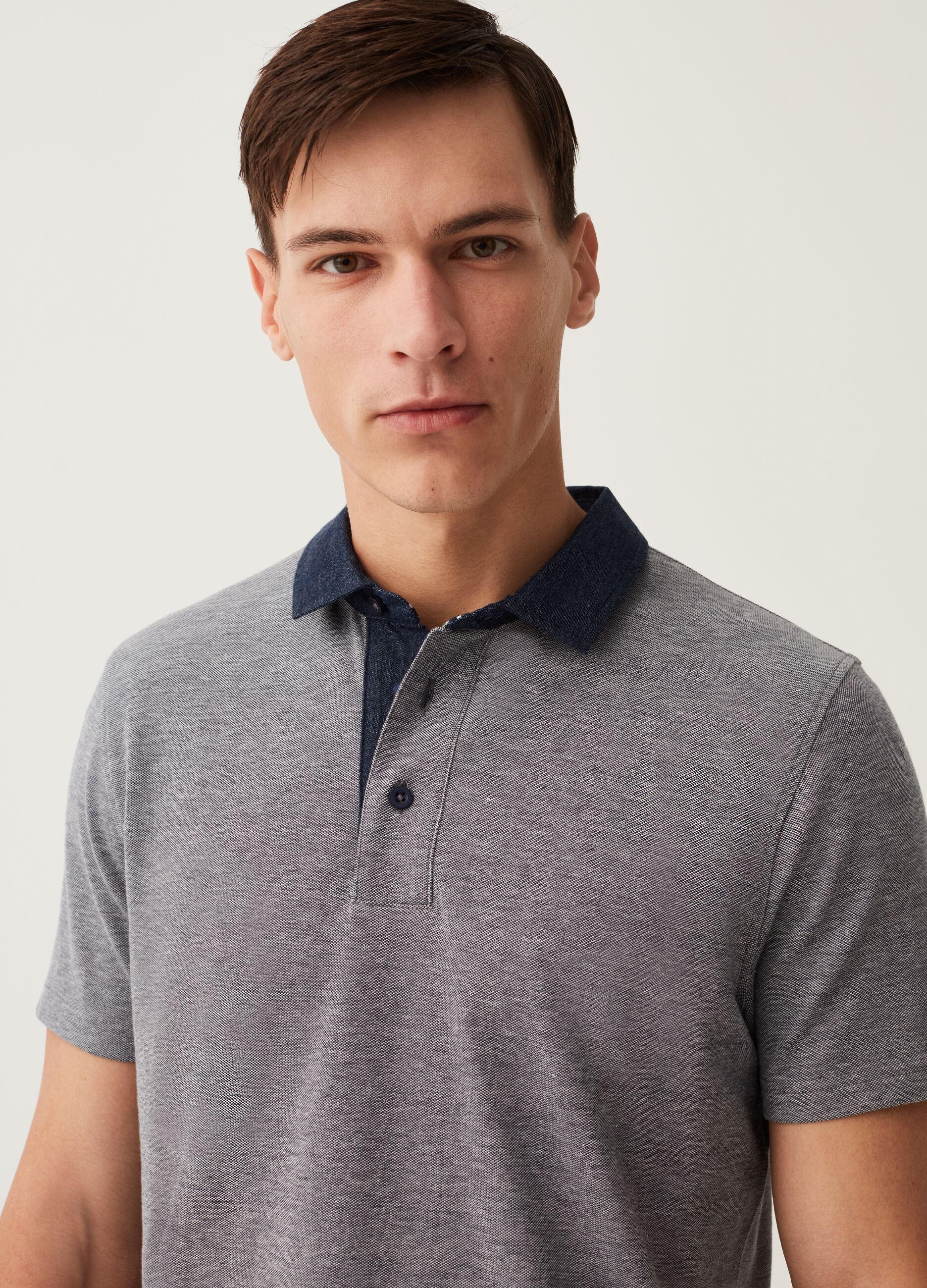 Polo in piquet con colletto chambray_1