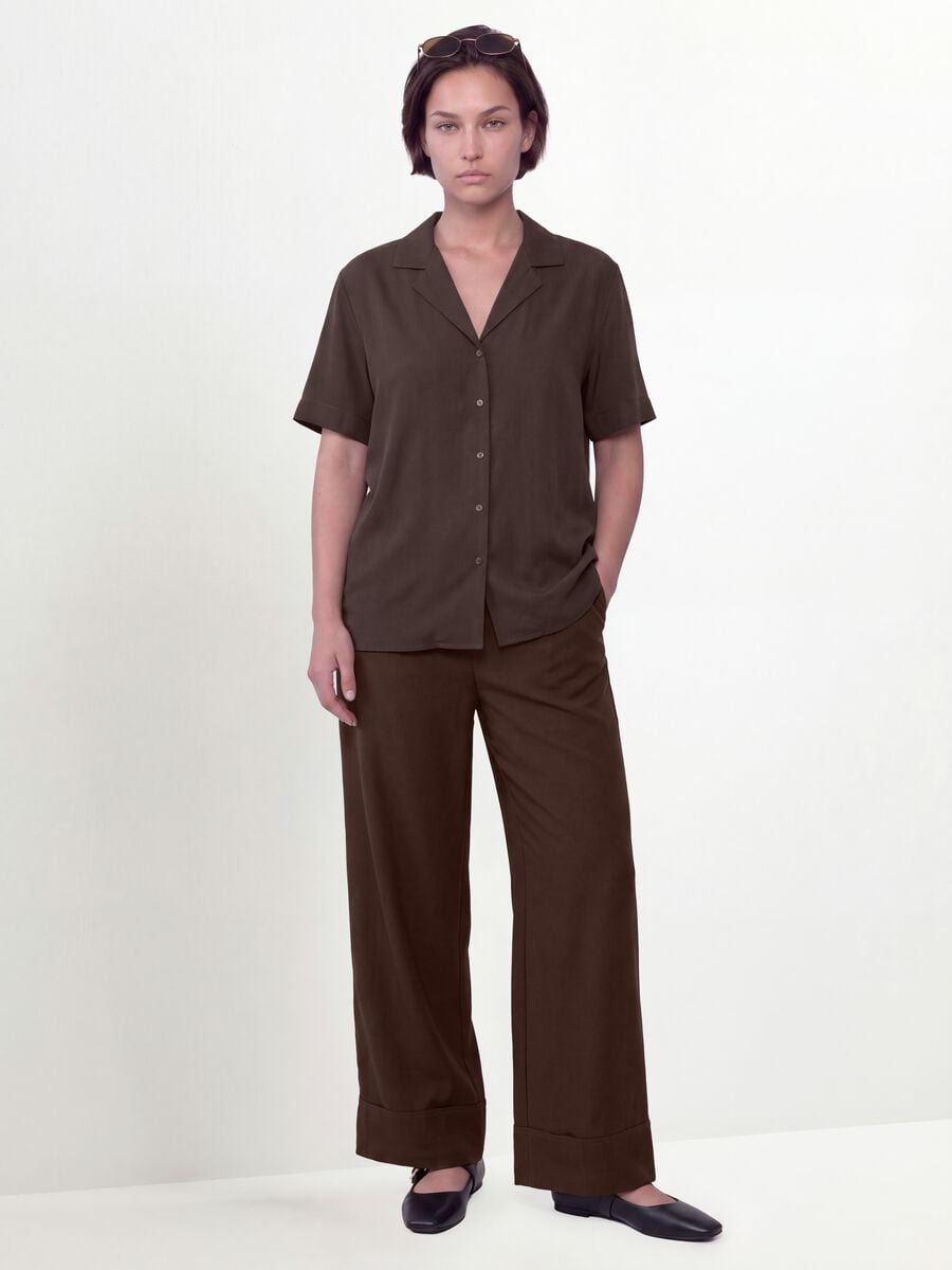 Camicia over fit marrone in misto viscosa a maniche corte_1