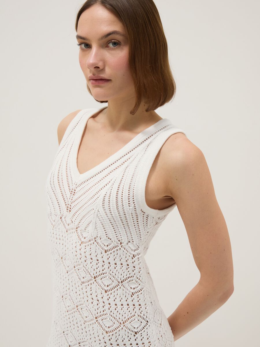 Vestito in puro cotone bianco slim fit con design traforato deep V_1