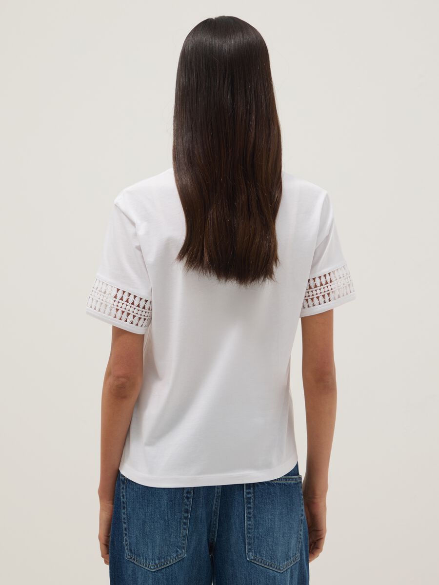 T-shirt bianca in puro cotone con maniche in pizzo_3
