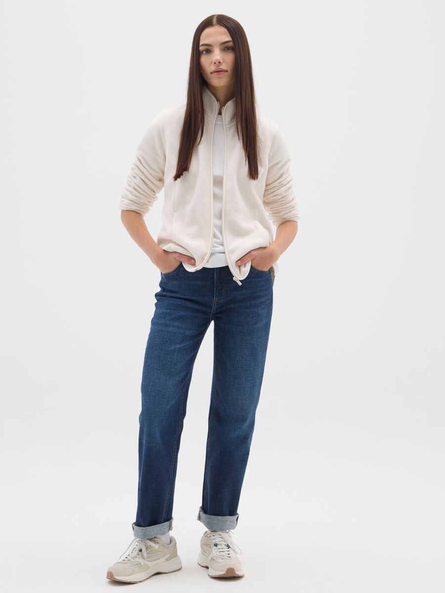 Felpa in pile a collo alto bianca vestibilità fitted e zip_1