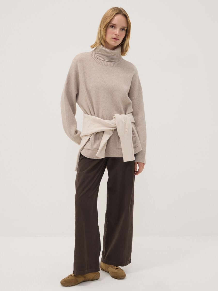 Maglia cammello in misto viscosa con collo alto a costine regular fit_1