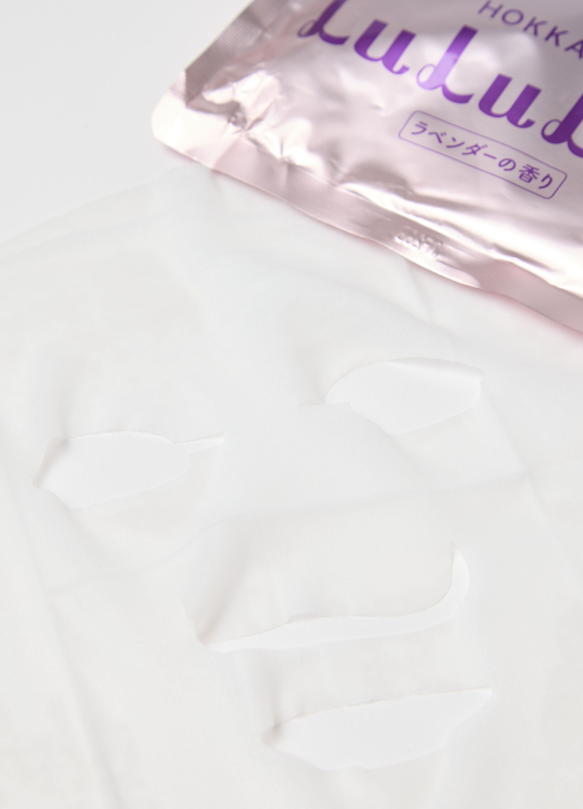 Maschera premium in tessuto con estratti di fiori di lavanda calmanti della regione giapponese Hokkaido. La confezione contiene 7 maschere in tessuto. Perfetta per l’uso quotidiano.