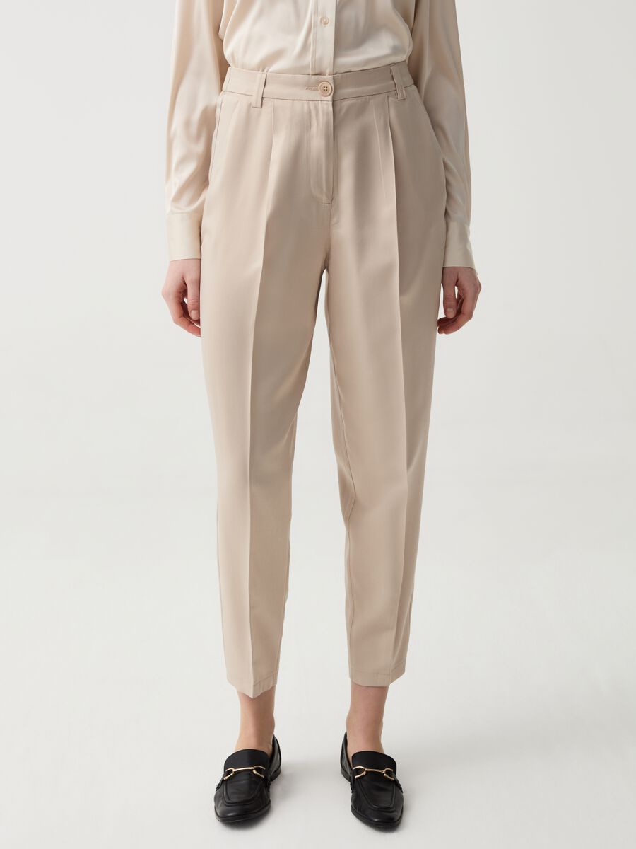Elegant cigarette trousers with darts_1