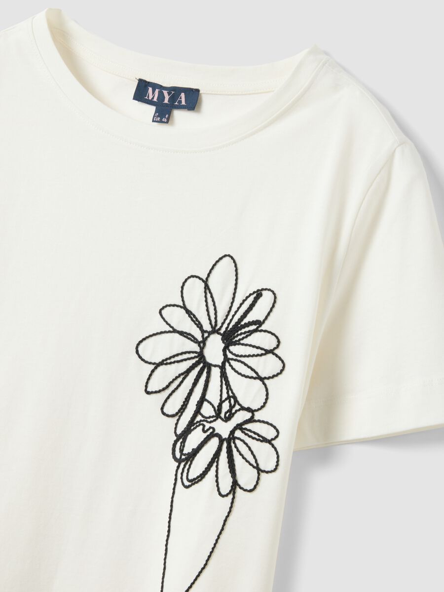 White pure cotton regular fit T-shirt with floral embroidery_5