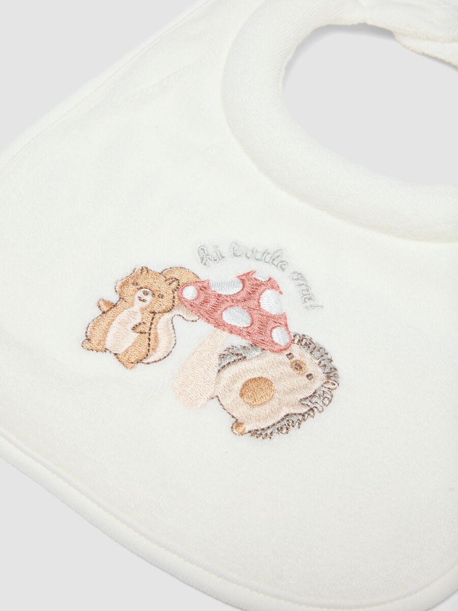 Bipack di bavaglini beige e bianco in misto cotone organico con ricami_2