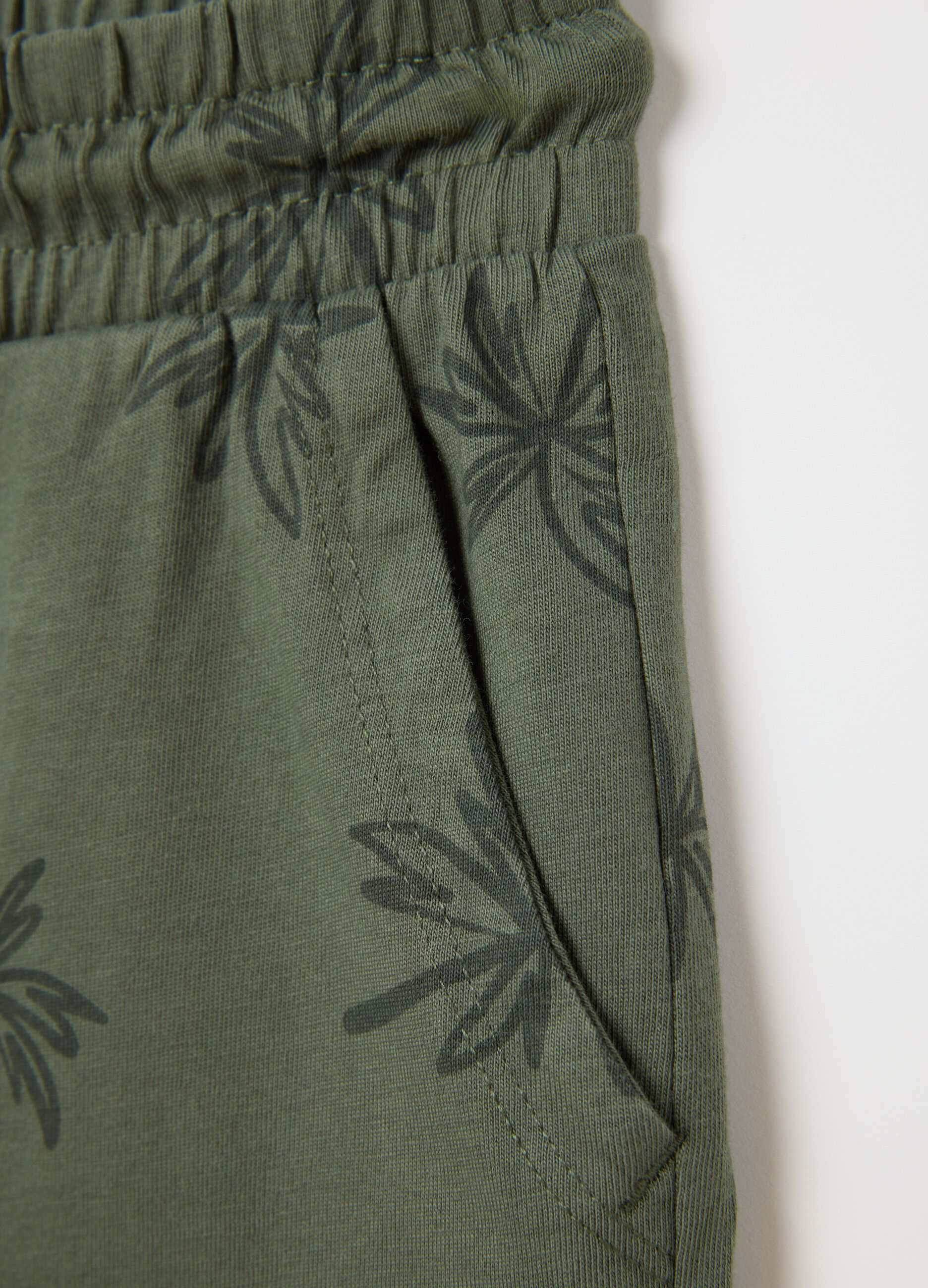 Children's green cotton regular fit shorts with leaf print