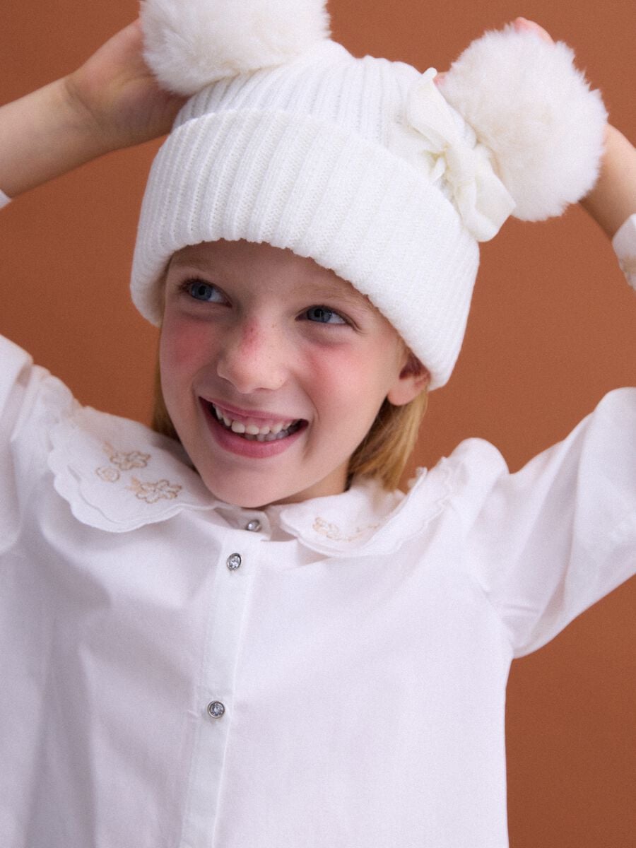 Cappello bianco in maglia a coste con fiocco e pompon_1