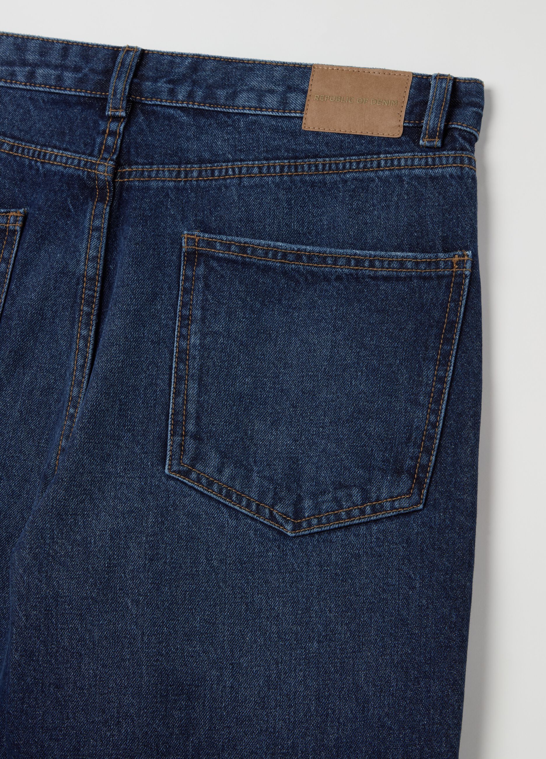 Jeans regular tapered fit con scoloriture