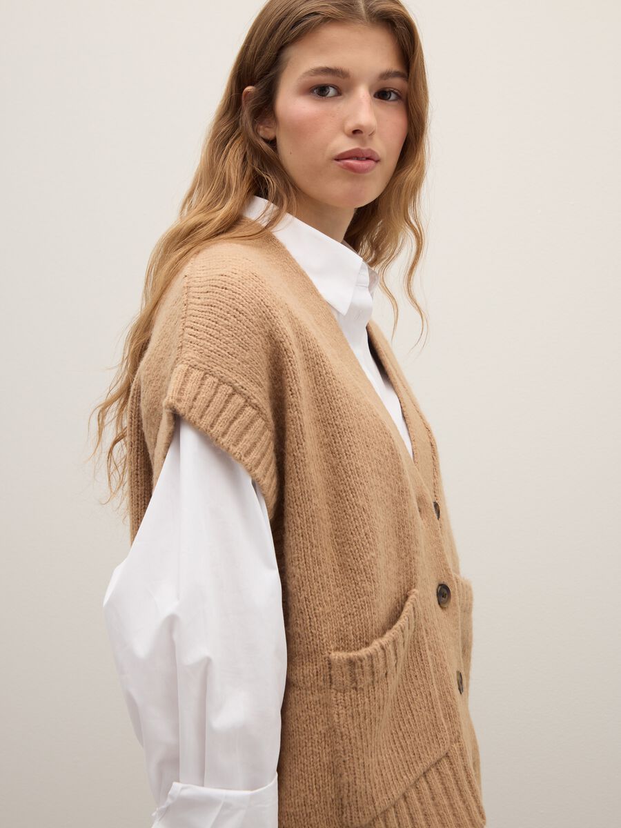 Brown long cotton-blend waistcoat with buttons and pockets_0