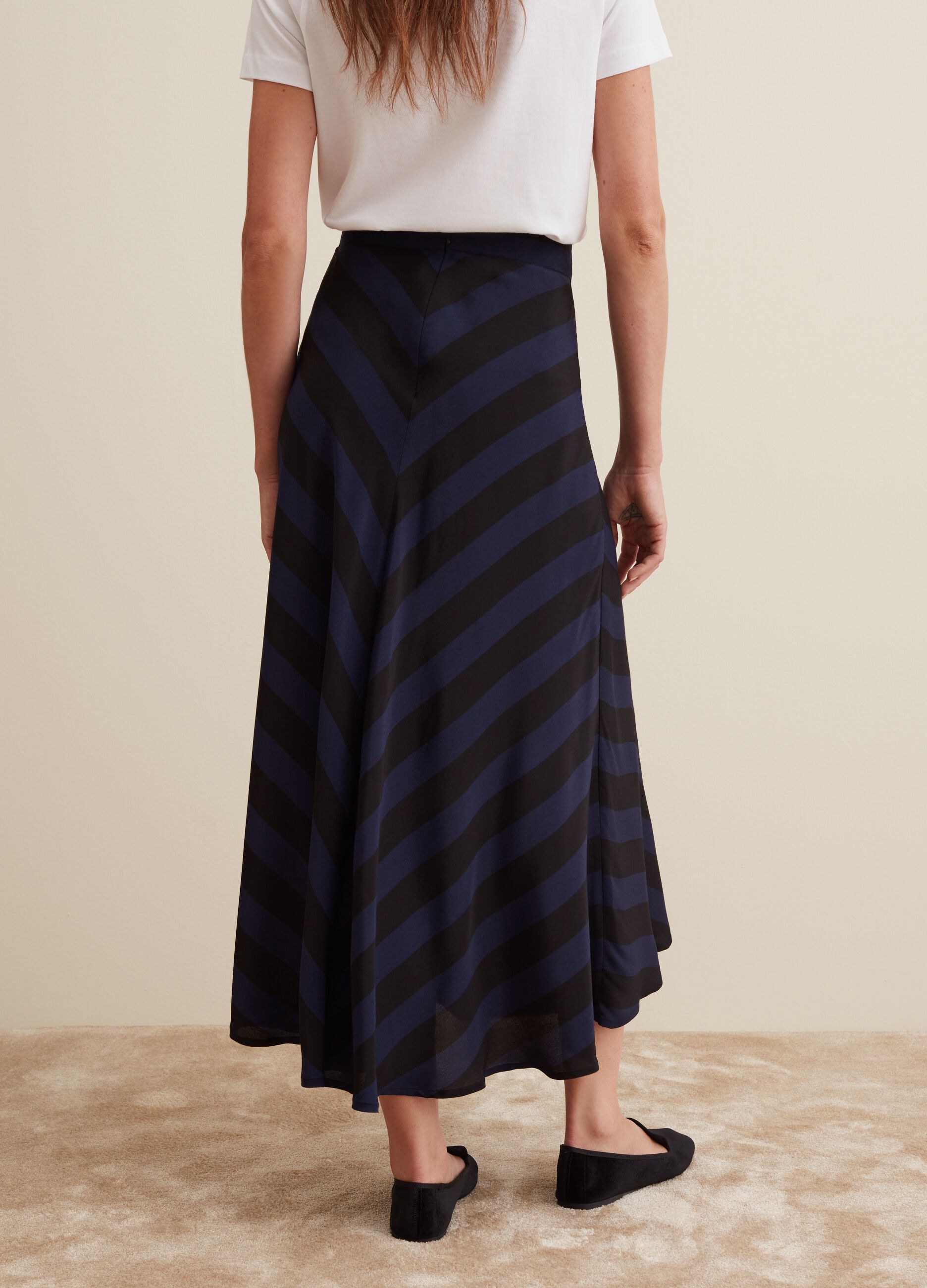 Gonna midi in viscosa satin a righe diagonali_2