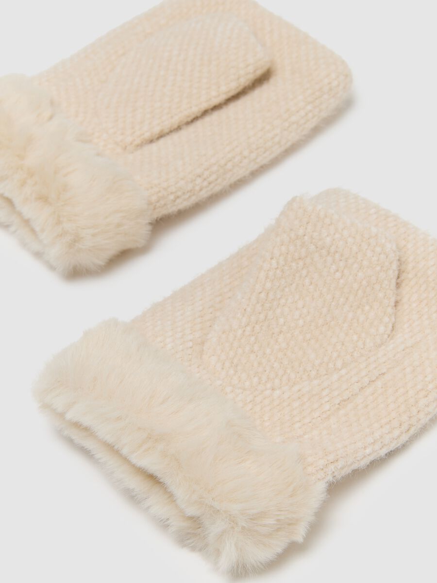 Beige gloves with embroidery_1