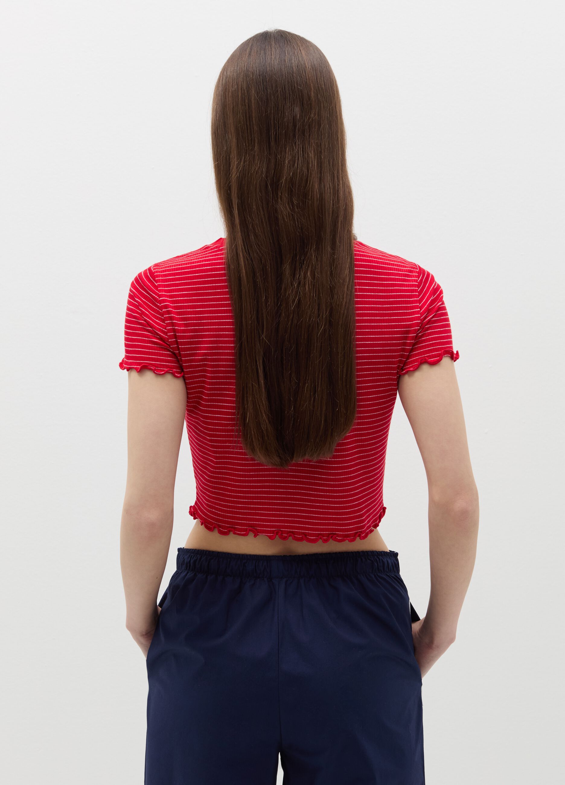Flat-ribbed T-shirt with wavy edging
