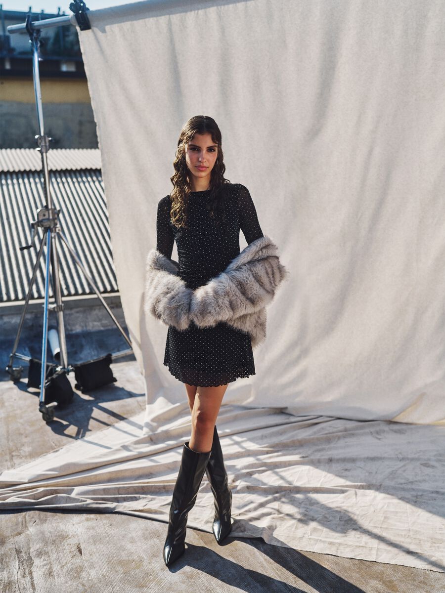 Abito corto nero con brillantini a maniche lunghe_0