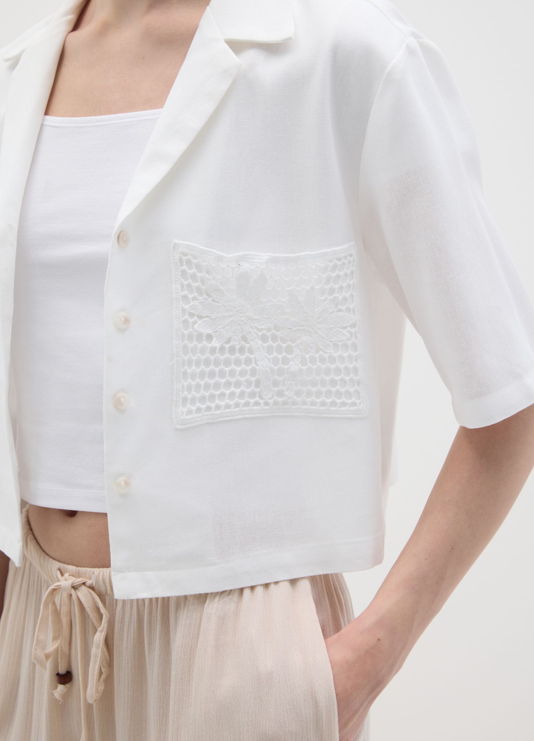 Camicia corta da donna bianca regular fit con dettagli in pizzo
