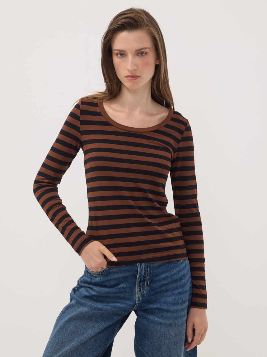 T-shirt marrone in viscosa elasticizzata a righe girocollo slim fit_0
