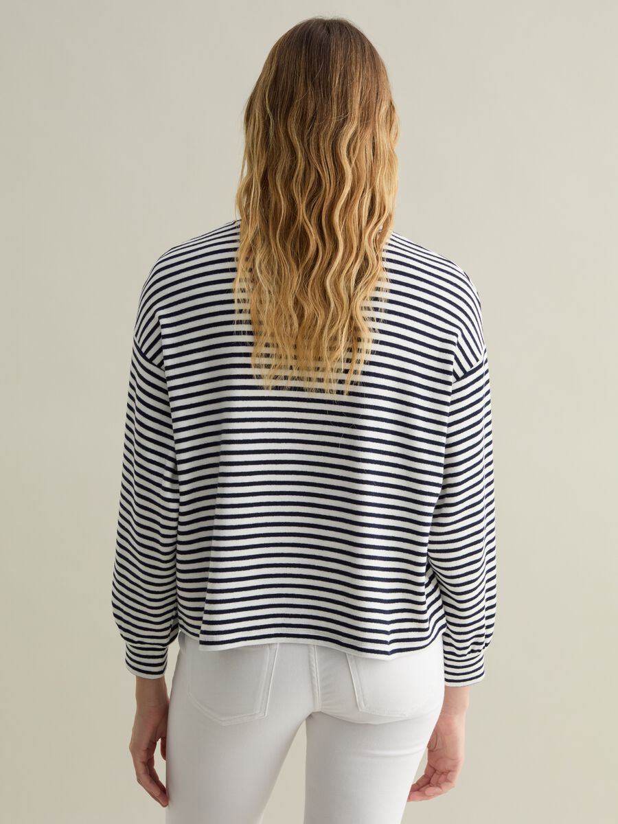 Sweatshirt with thin stripes_2
