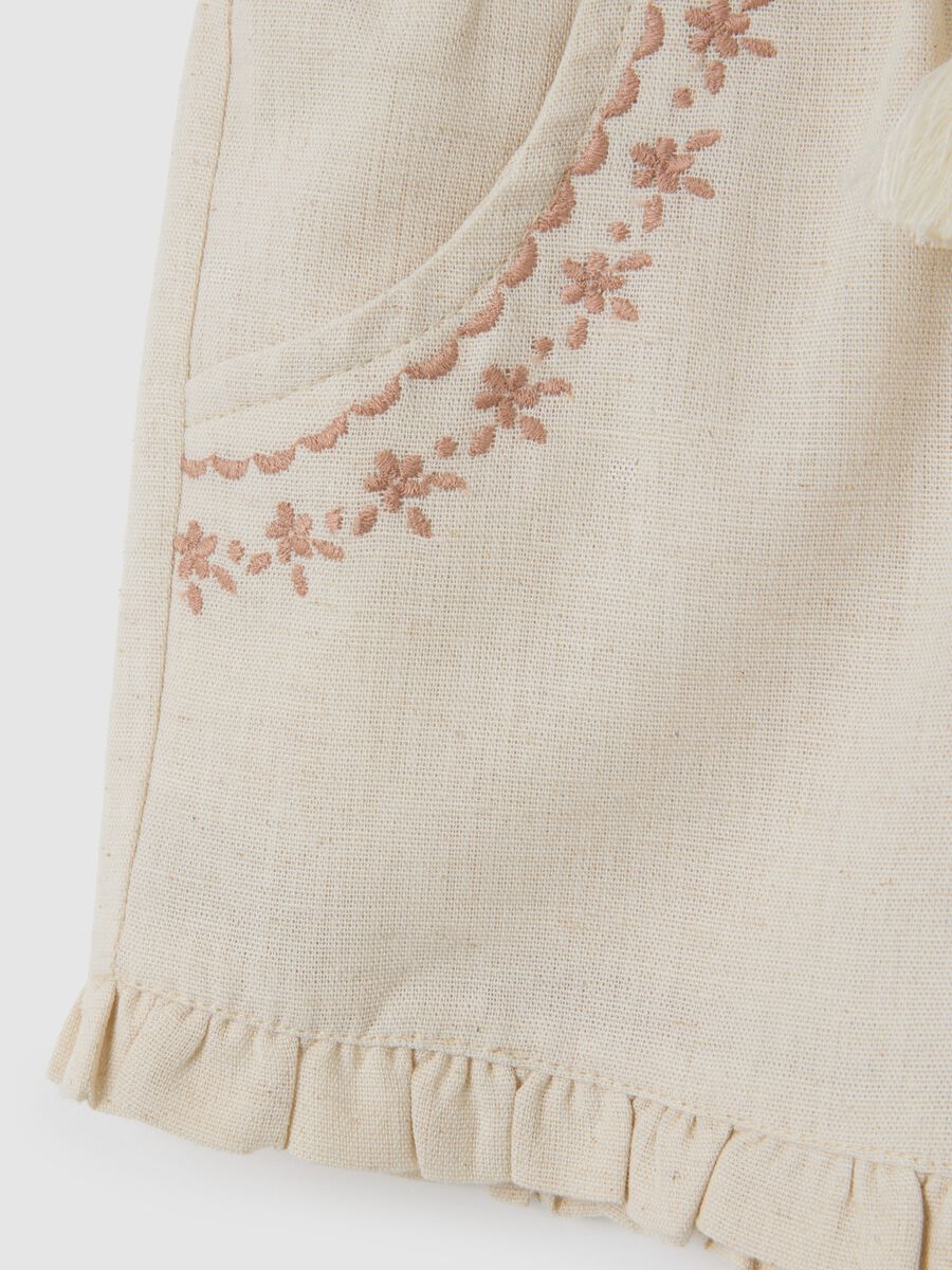 Beige cotton baby shorts with regular fit and fringes_3