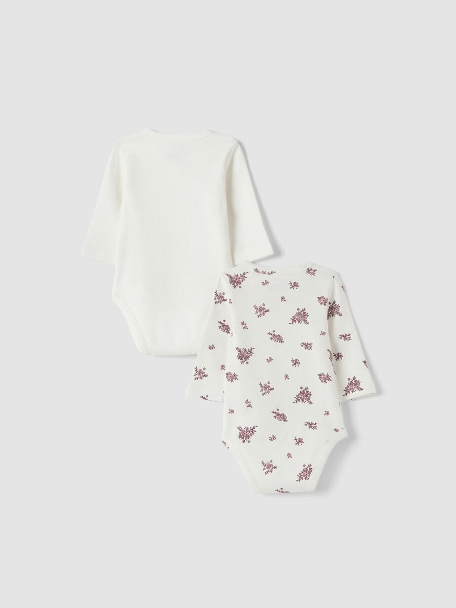 2-pack white organic cotton bodysuits with print_1