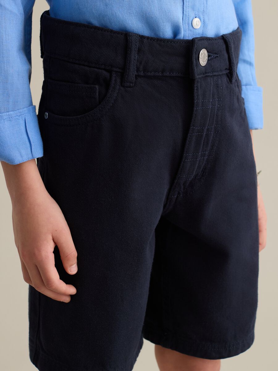 Blue Bermuda shorts in drill with five pockets_2