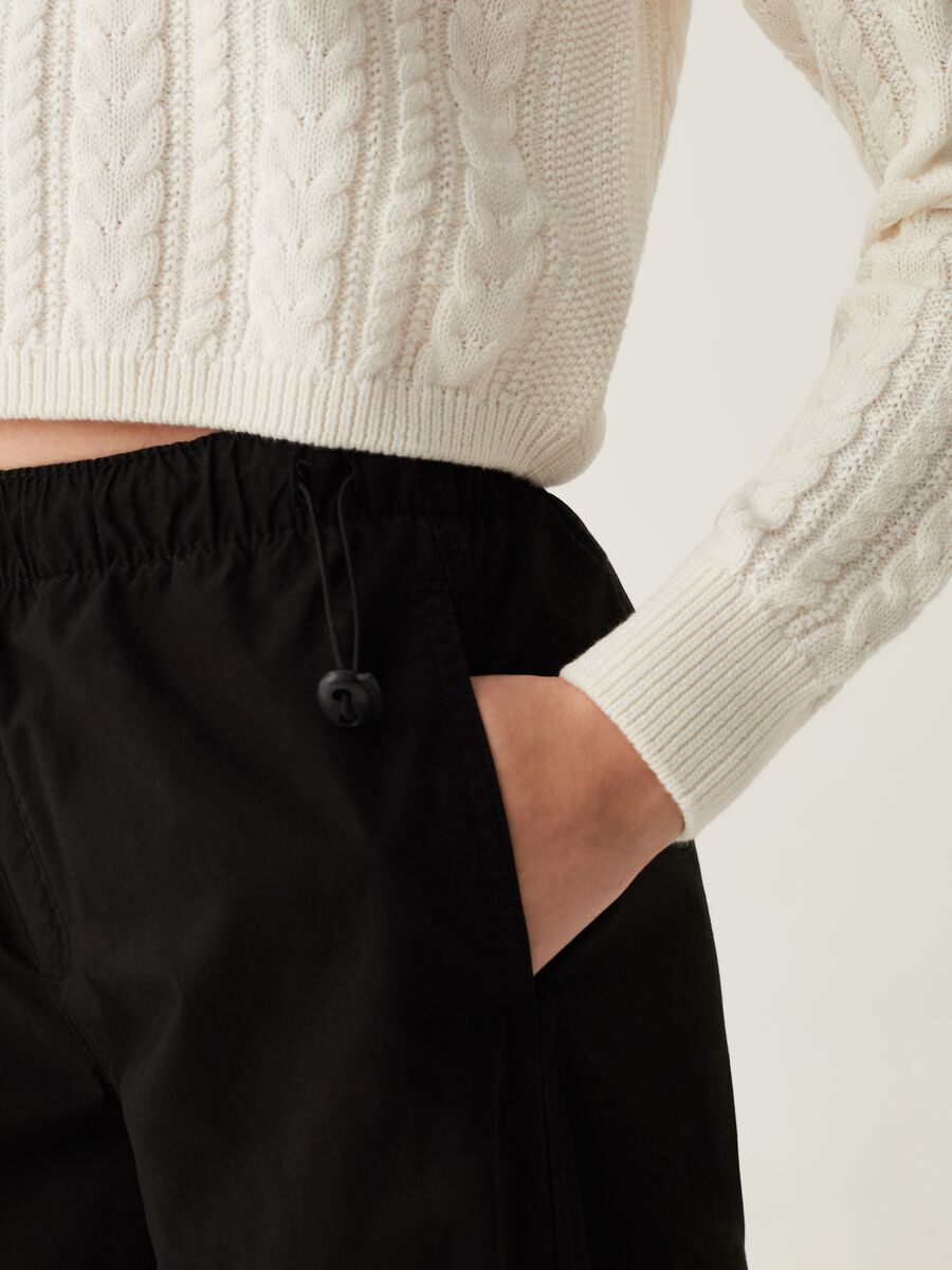 Pullover cropped con lavorazione a trecce_3