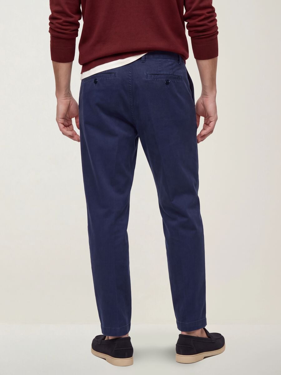 Pantaloni chino blu in puro cotone carrot fit_4