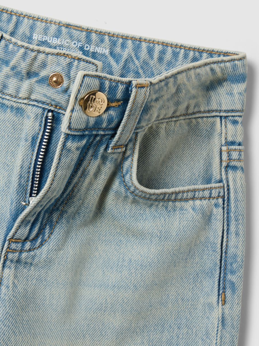 Jeans in puro cotone denim azzurro da bambina regular fit con ricami_2