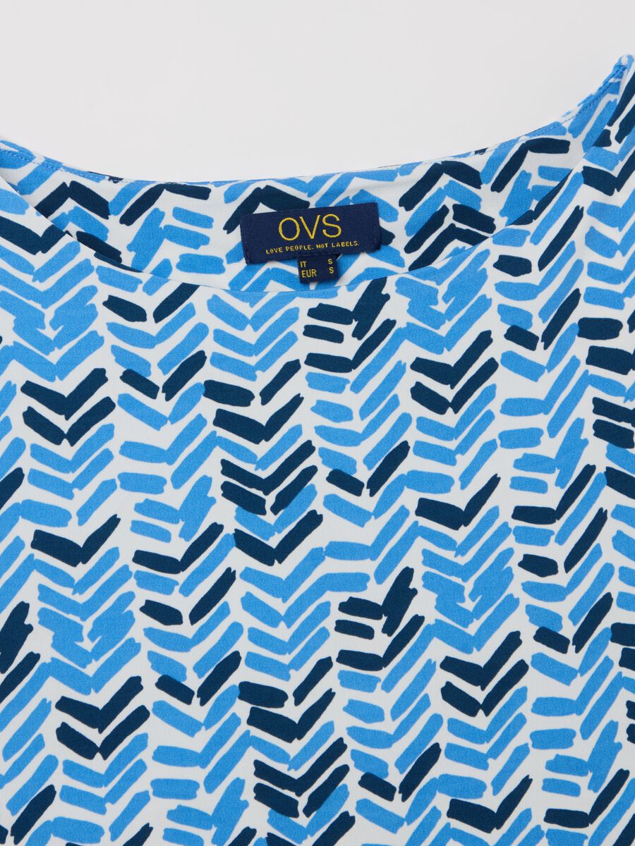 Short light blue dress with geometric pattern_5