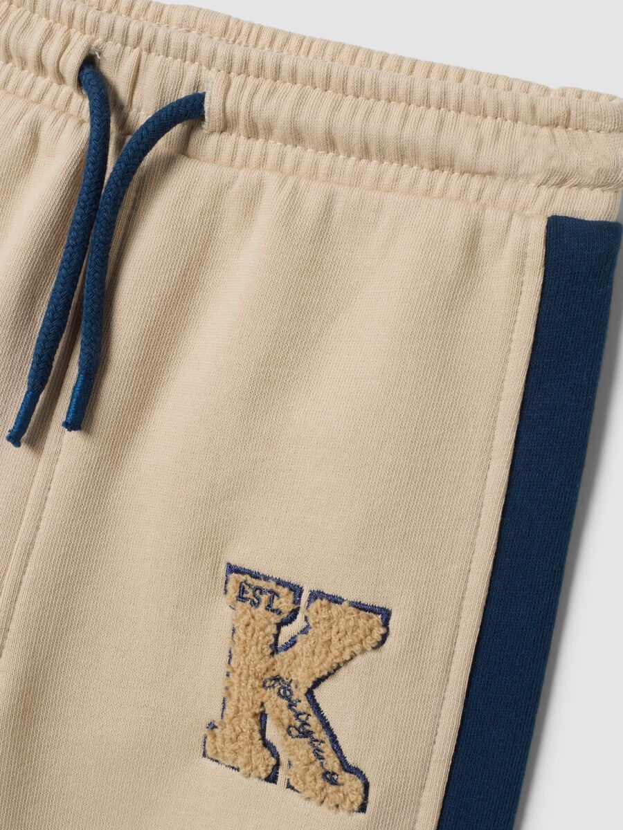 Beige organic cotton jogging set with raised prints_2