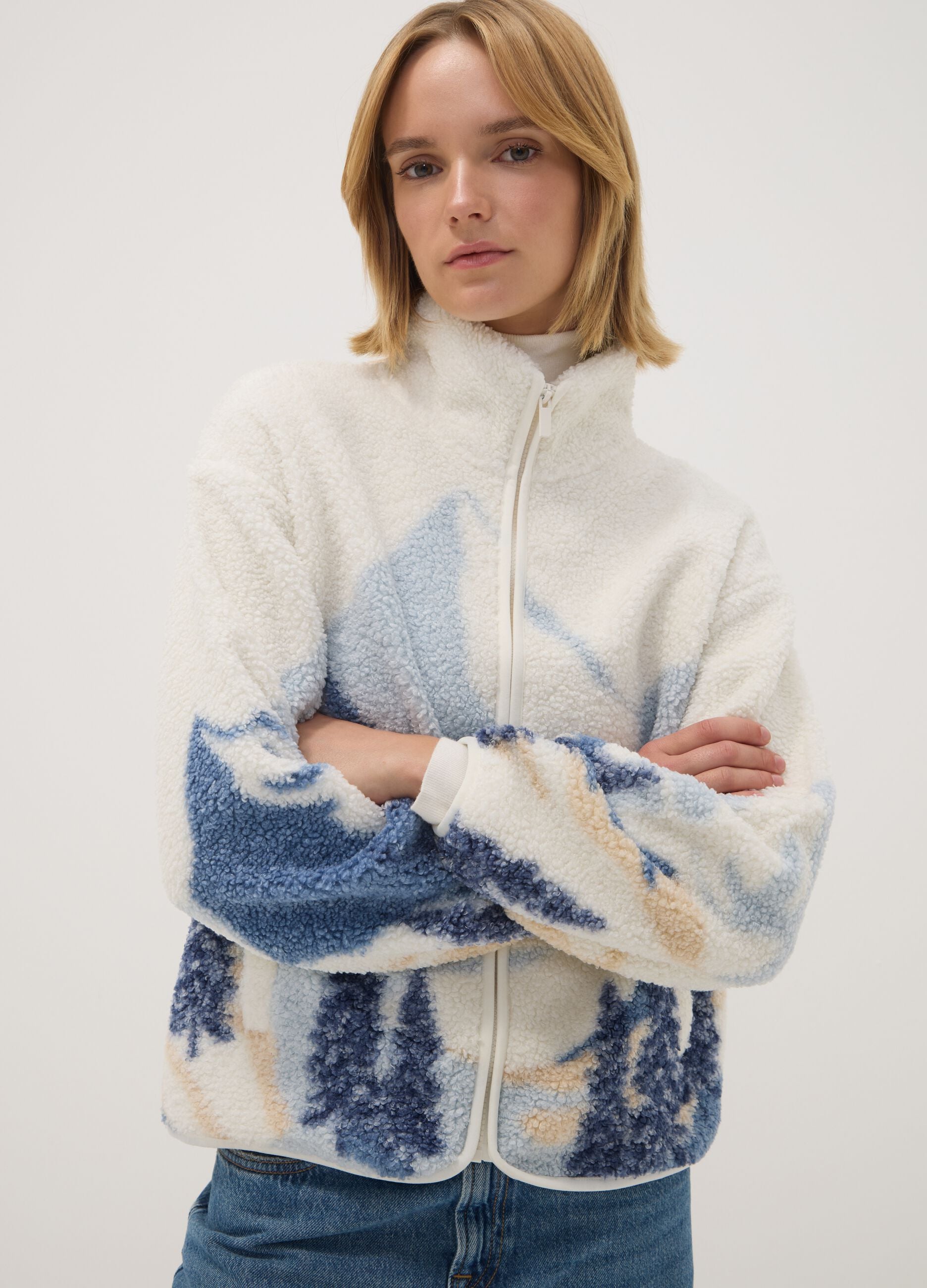 White full-zip sweatshirt with landscape print, regular fit
