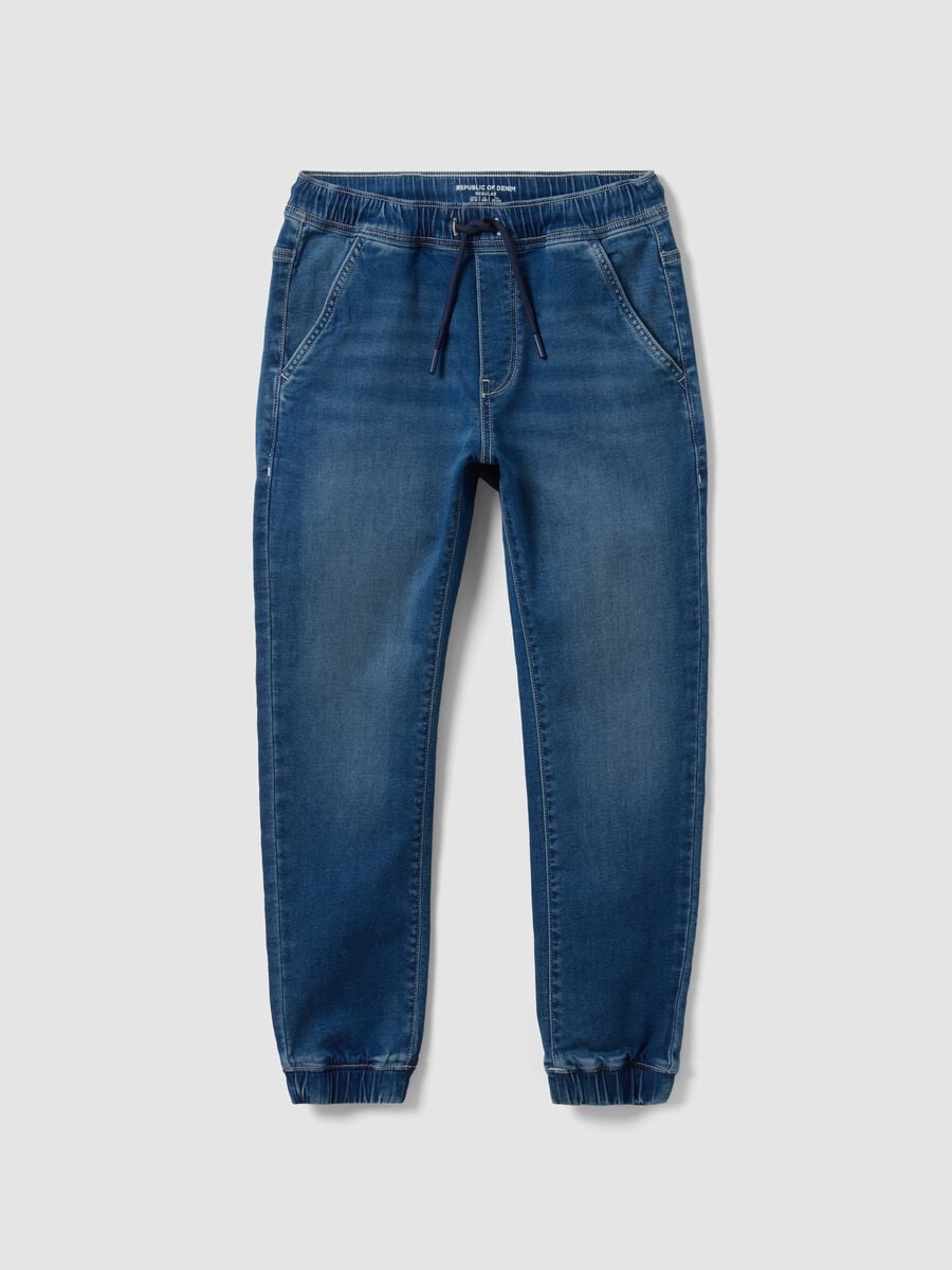 Jeans jogger blu in cotone elasticizzato con coulisse per ragazzo_0