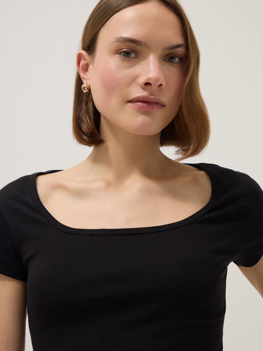 T-shirt fitted in cotone elasticizzato nera con scollo quadrato_0
