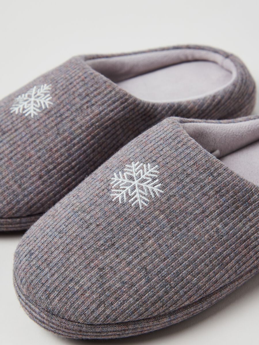Pantofole a costine ricamo fiocco di neve_1