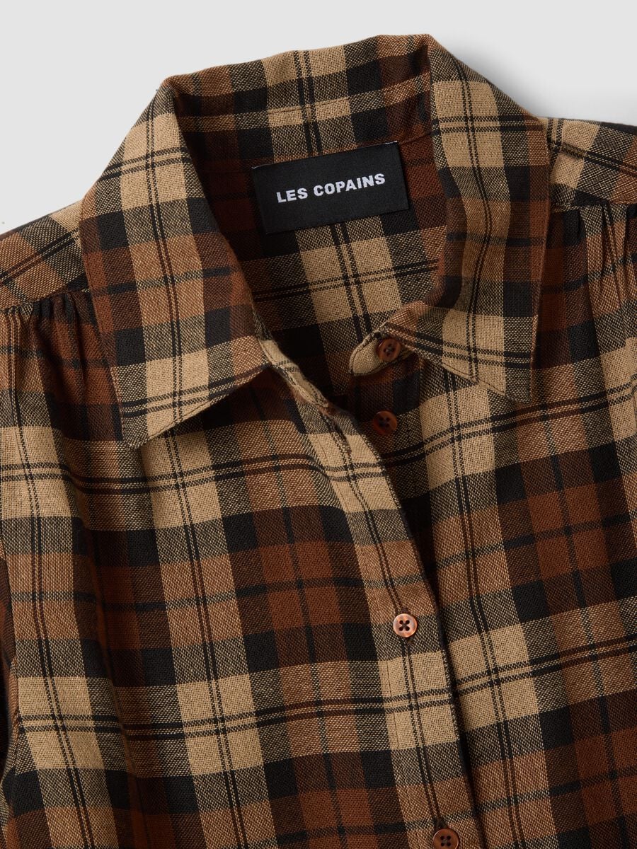Camicia marrone a quadri con colletto classico_1