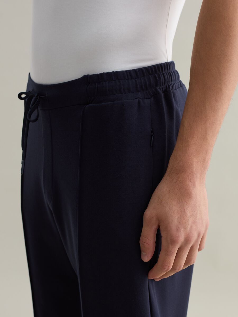 Tech joggers with raised stitching_2