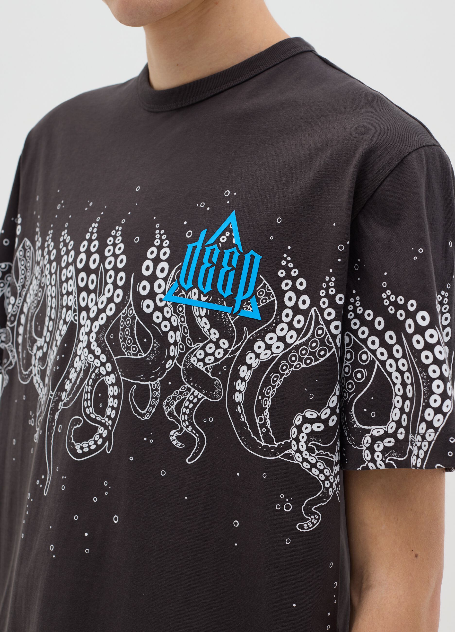 Black T-shirt with short sleeves and print