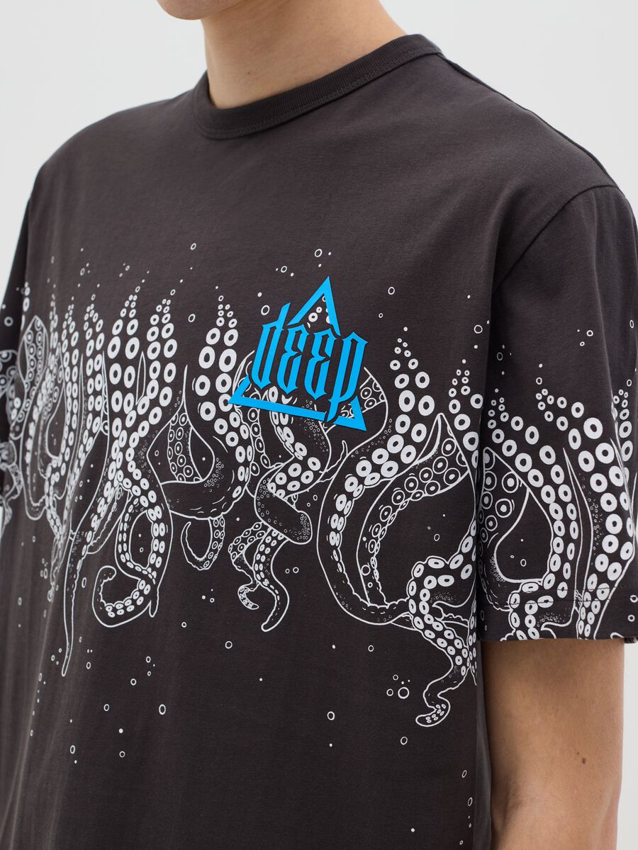 Black T-shirt with short sleeves and print_2