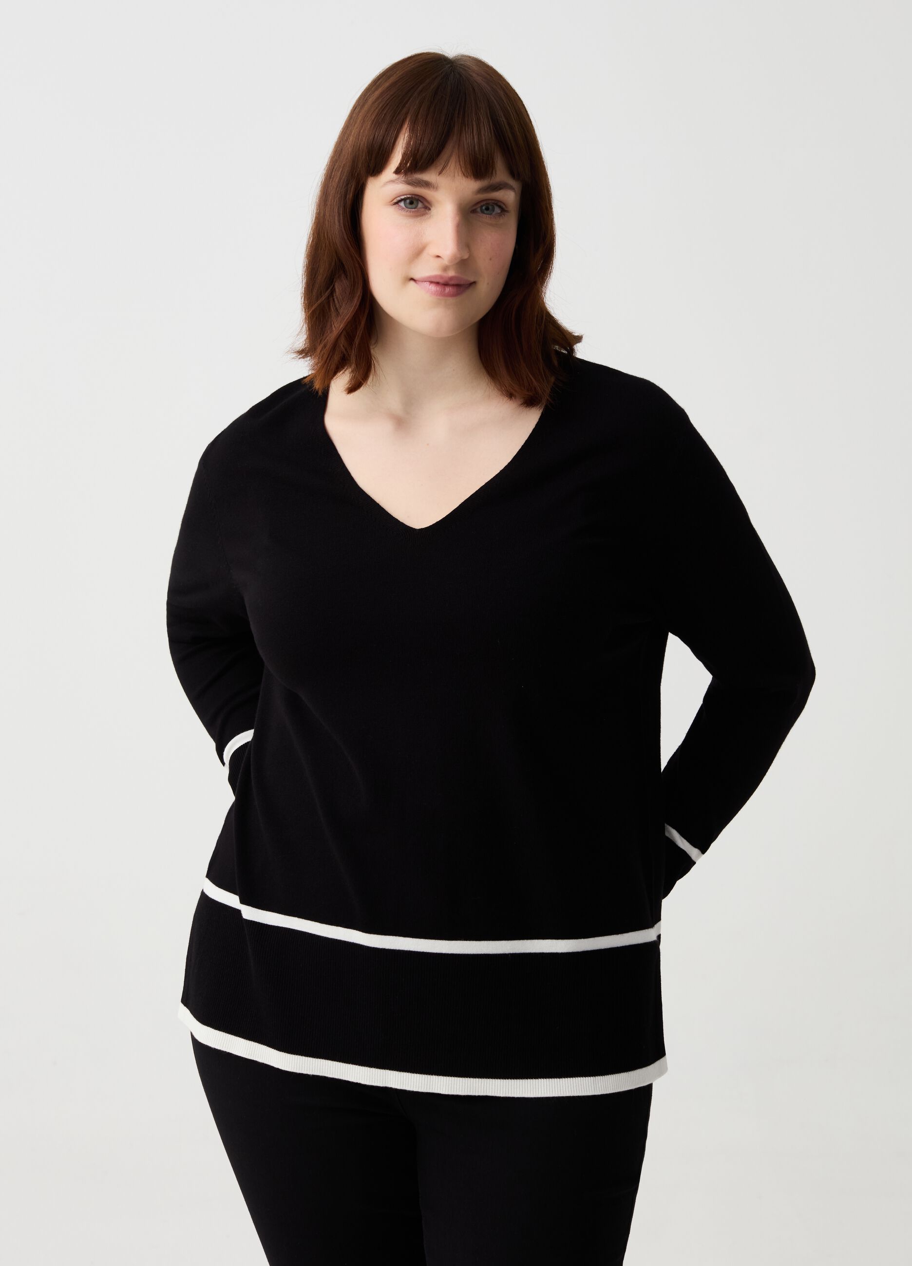 Maglia con scollo a V e disegno a righe Curvy