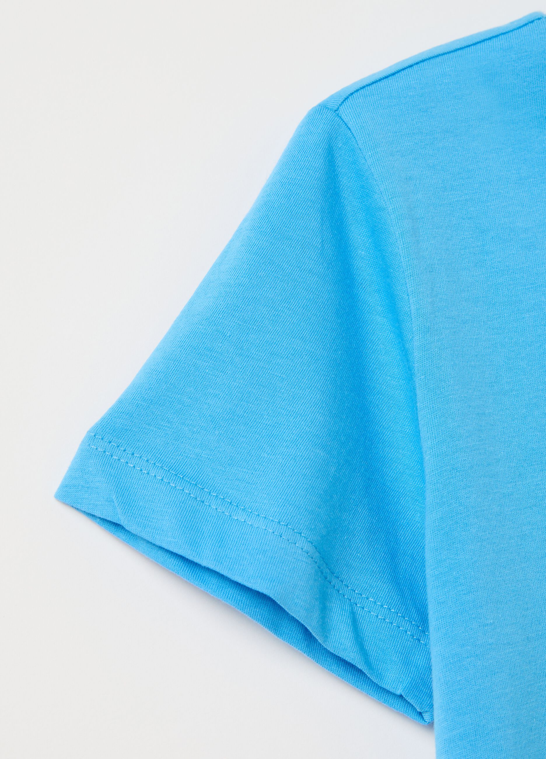 T-shirt azzurra in cotone con scollo rotondo