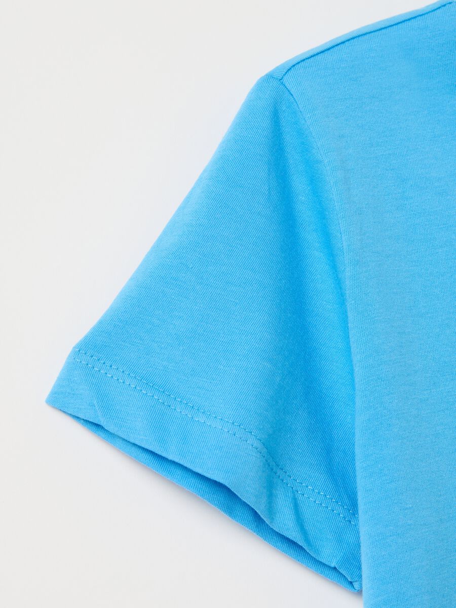 T-shirt azzurra in cotone con scollo rotondo_2