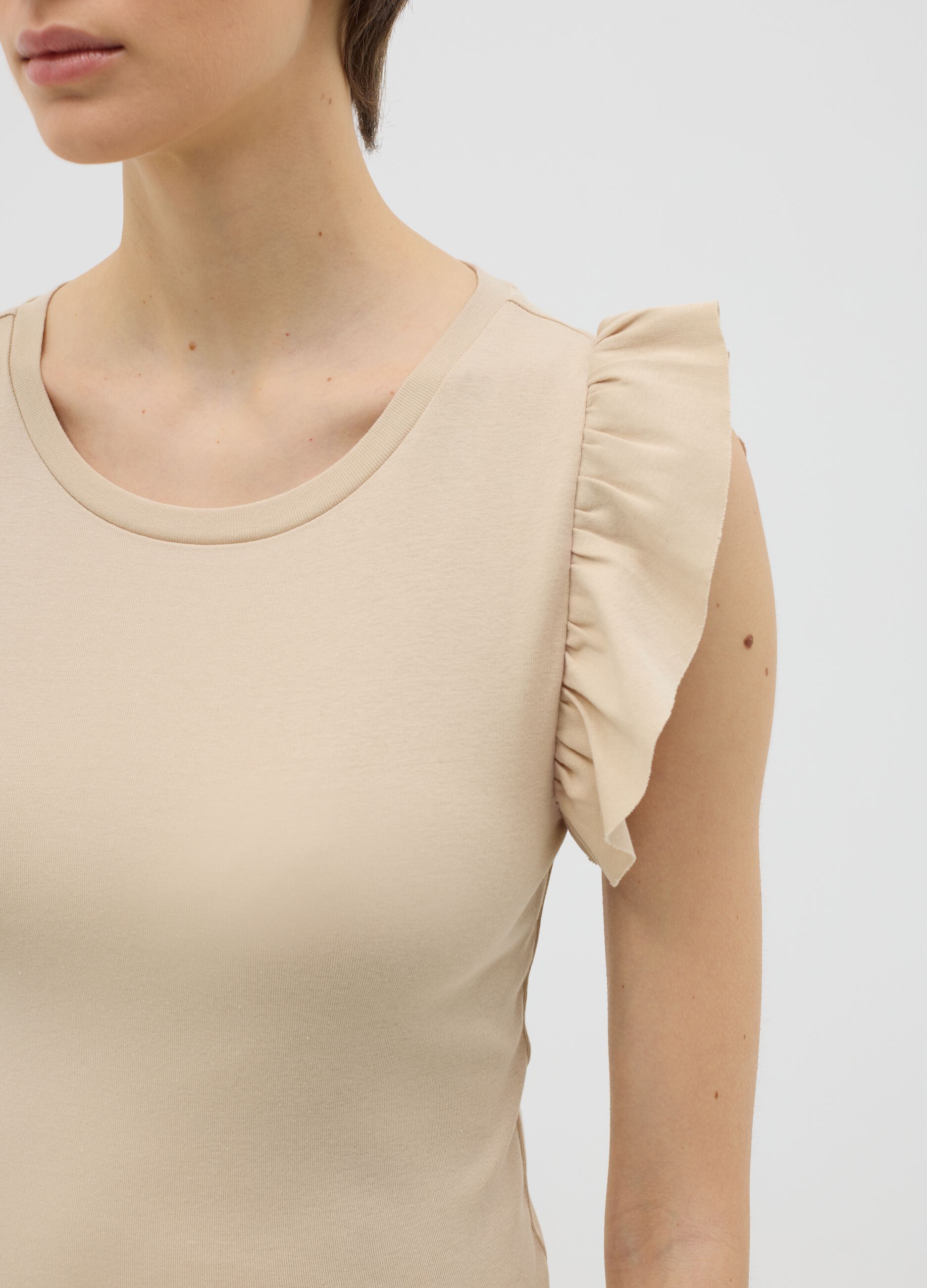 Beige cotton tee with ruched sleeves