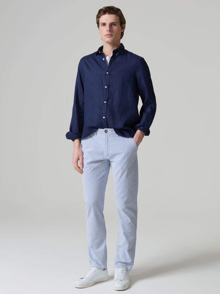 Chino trousers in seersucker with thin stripes_0