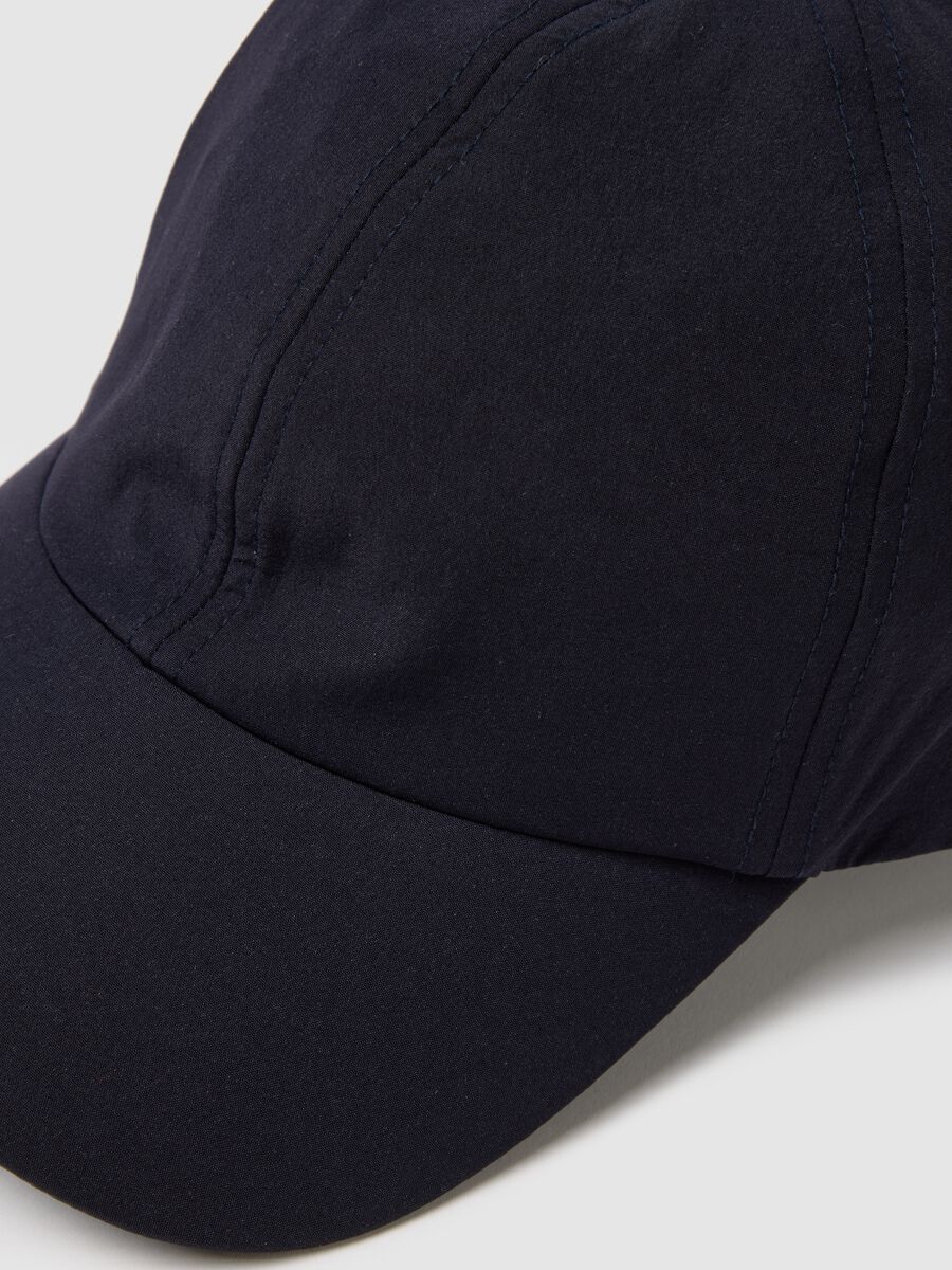 Cappello blu con visiera regolabile_3