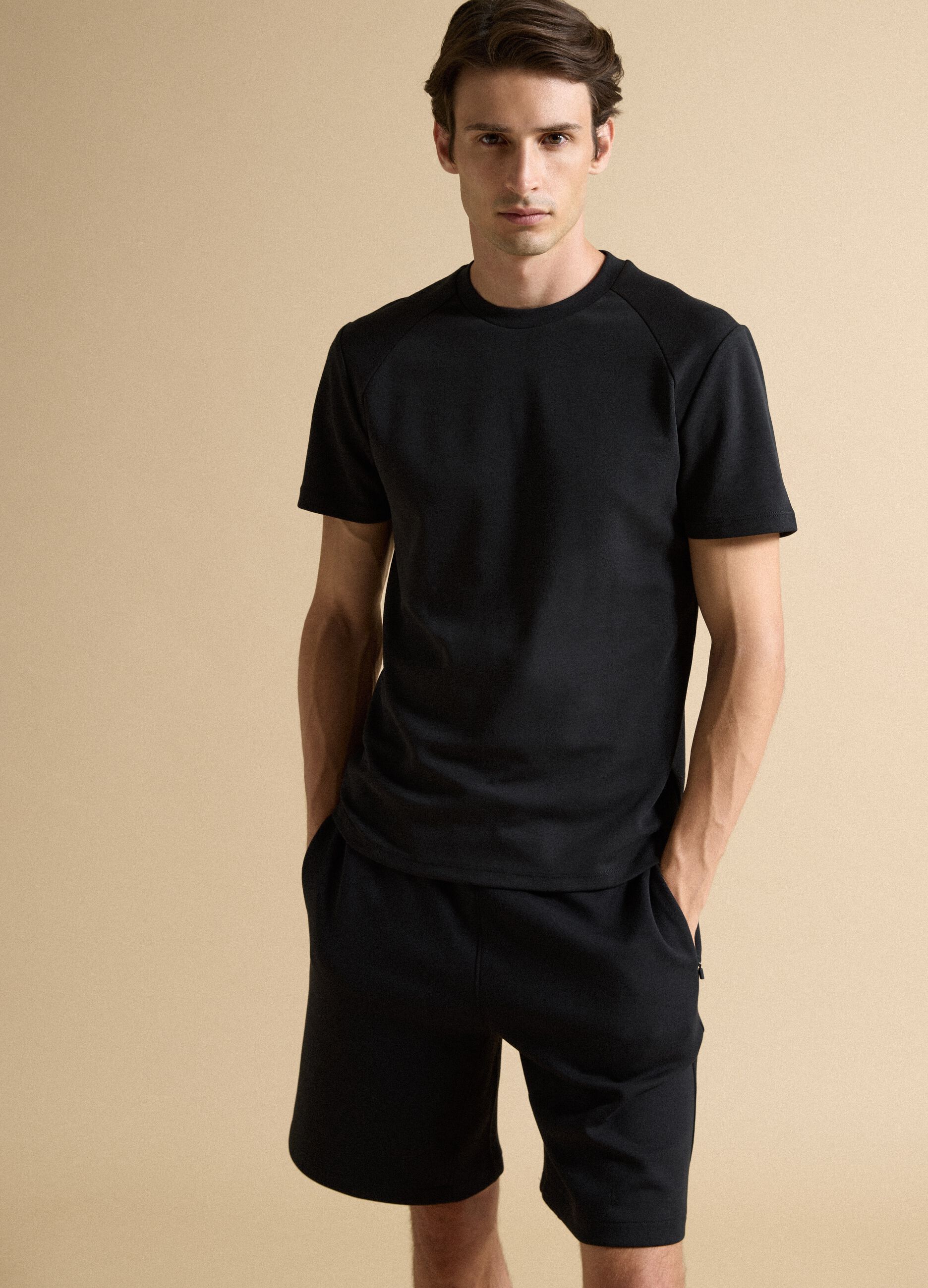 T-shirt nera in misto cotone traspirante e ad asciugatura rapida