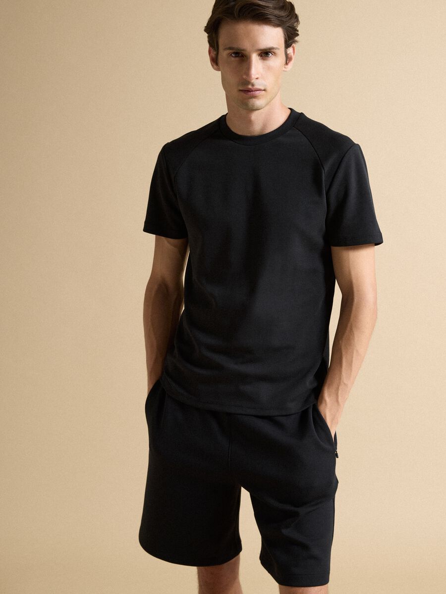 T-shirt nera in misto cotone traspirante e ad asciugatura rapida_0